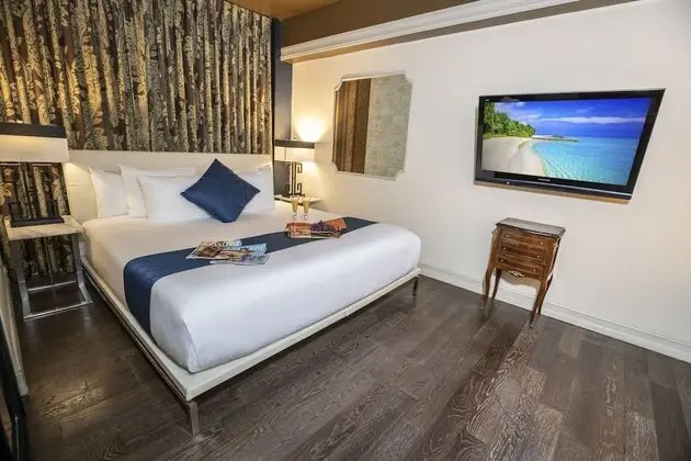 Lux One Bedroom Suite, 690 sq ft
