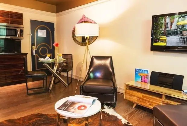 Lux One Bedroom Suite, 690 sq ft
