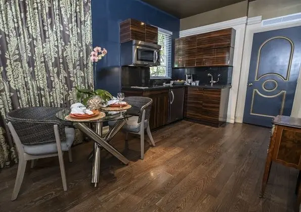Lux One Bedroom Suite, 690 sq ft