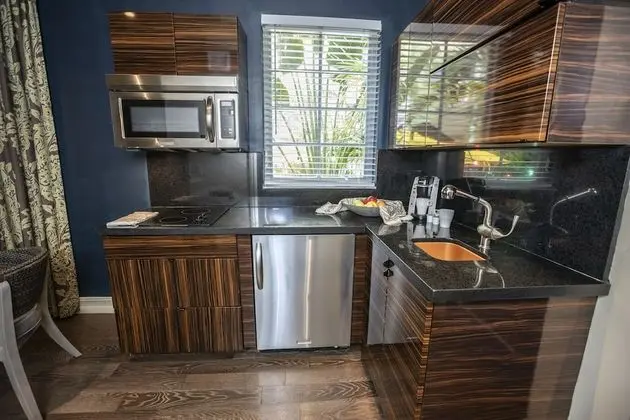 Lux One Bedroom Suite, 690 sq ft