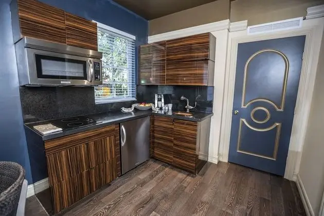 Lux One Bedroom Suite, 690 sq ft