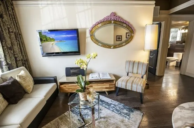Lux One Bedroom Suite, 690 sq ft