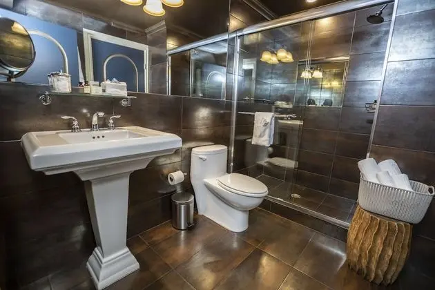 Lux One Bedroom Suite, 690 sq ft