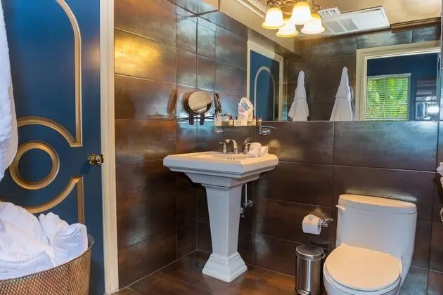 Lux One Bedroom Suite, 690 sq ft