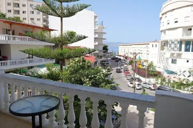 Üç Kişilik Oda, Balkon