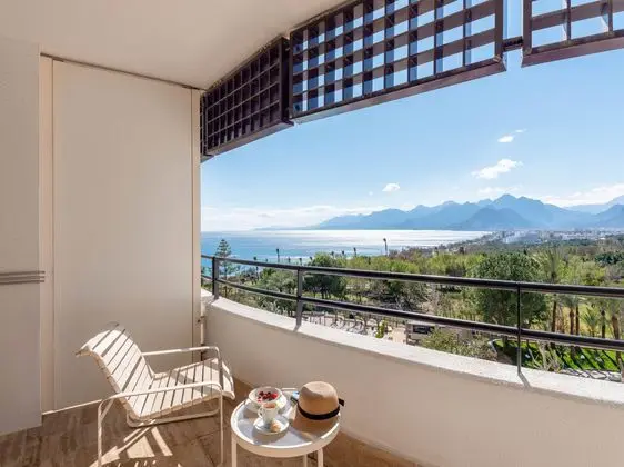 https://images.etstur.com/imgproxy/resize/2560x1440/files/images/hotelImages/etsrooms/244/Rixos_Downtown_Antalya_-_The_Land_of_Legends_Access_20260109165340_4.jpg