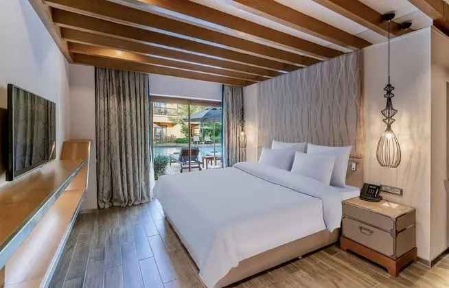 Legendary Suites Swim Up