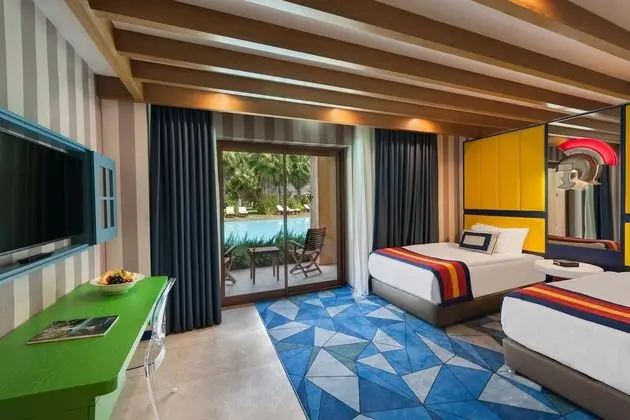 Legendary Suites Swim Up