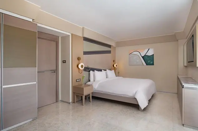 https://images.etstur.com/imgproxy/resize/2560x1440/files/images/hotelImages/etsrooms/211/Rixos_Premium_Tekirova_-_The_Land_of_Legends_Access_20250701161229_1.jpg