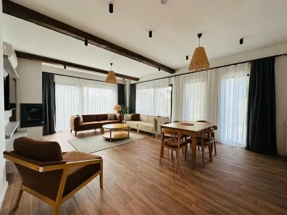 3+1 Villa,bahçe Manzaralı,isıtmalı Özel Havuzlu