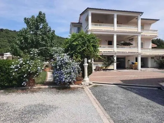 Apart Daire (Robi- swimming pool and beautiful gar)