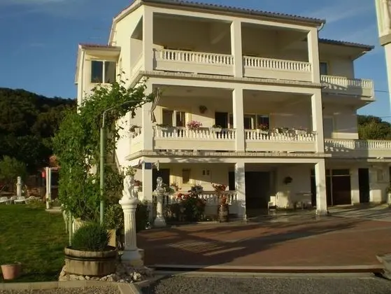 Apart Daire (Robi- swimming pool and beautiful gar)