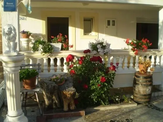 Apart Daire (Robi- swimming pool and beautiful gar)