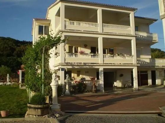 Apart Daire (Robi- swimming pool and beautiful gar)