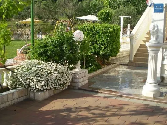 Apart Daire (Robi- swimming pool and beautiful gar)