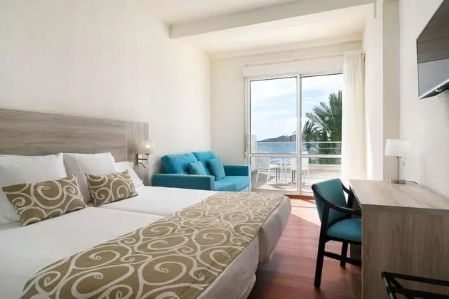 Double Menor Sea View with terrace (3 Adults)