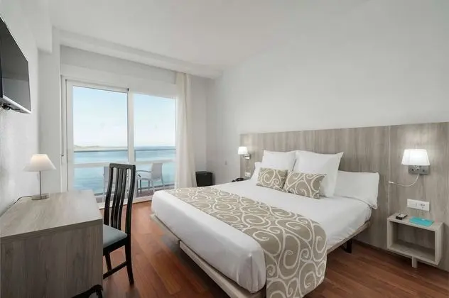 Double Superior Frontal Menor Sea View (2 Adults)