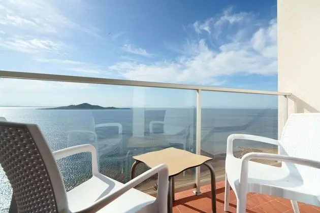 Double Superior Frontal Menor Sea View (3 Adults)