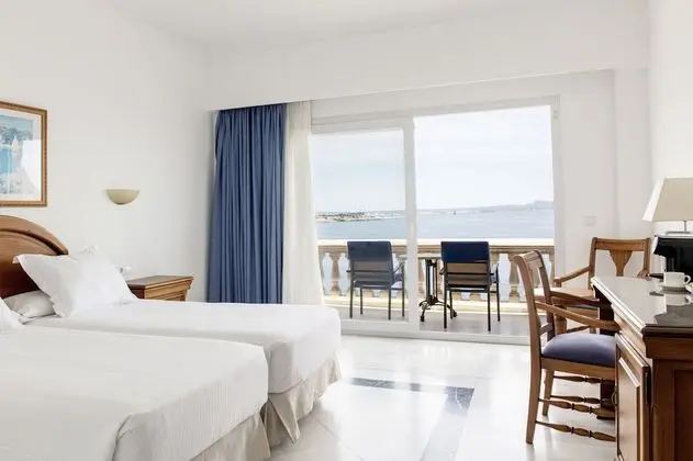 Tek Büyük Yataklı Oda, Deniz Manzaralı, Okyanusa Sıfır (2 Adults + 1 Child)