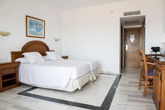 Tek Büyük Yataklı Oda, Kısmi Deniz Manzaralı (1 Adult + 1 Child)