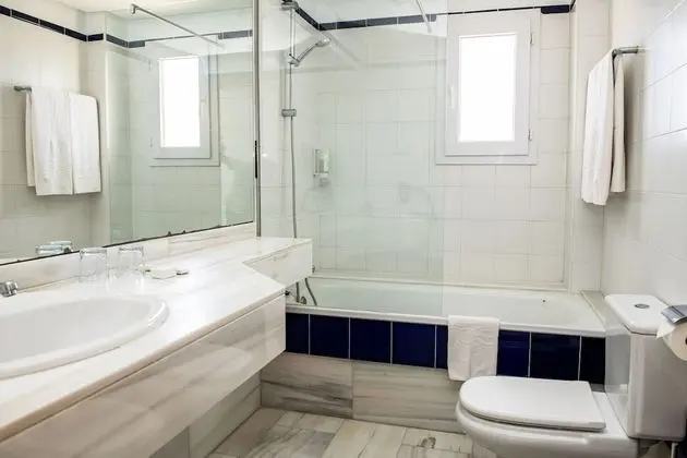 Tek Büyük Yataklı Oda, Kısmi Deniz Manzaralı (1 Adult + 1 Child)