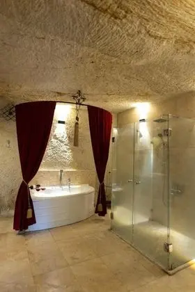 Cave Suite,    , Jakuzili