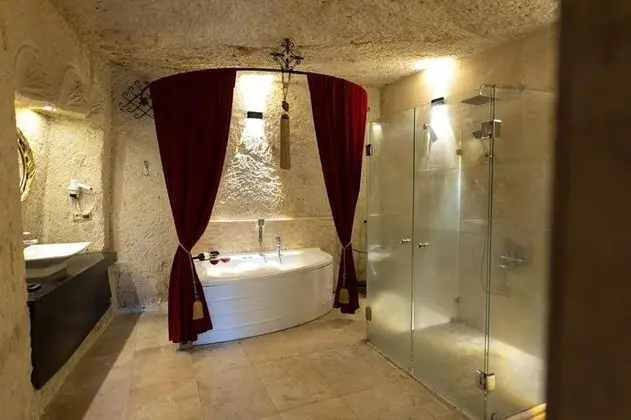 Cave Suite,    , Jakuzili
