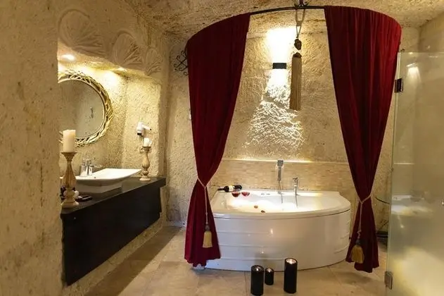 Cave Suite,    , Jakuzili