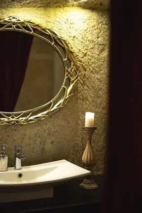 Cave Suite,    , Jakuzili