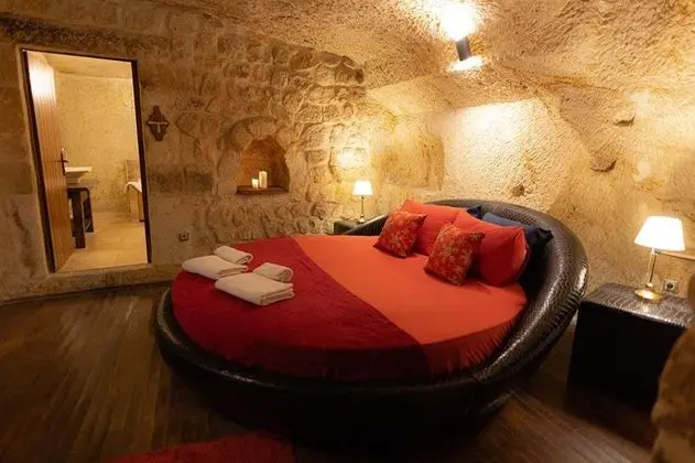 Cave Suite,    , Jakuzili