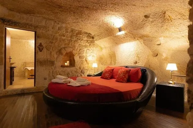 Cave Suite,    , Jakuzili