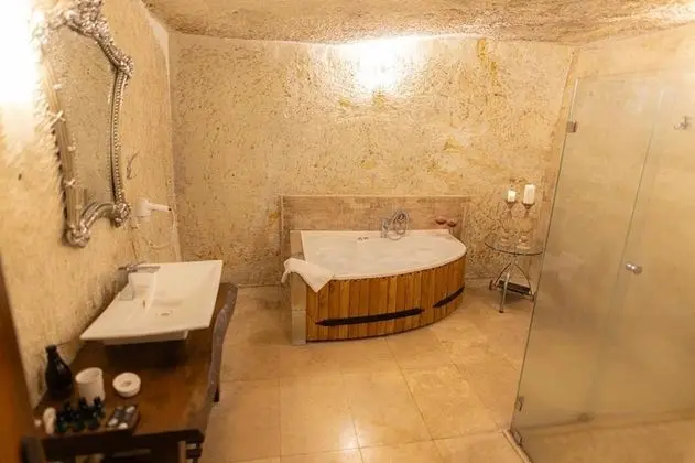 Cave Suite,    , Jakuzili