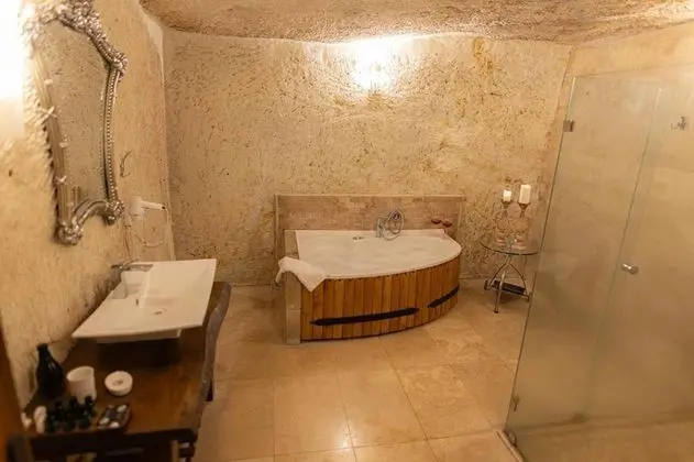 Cave Suite,    , Jakuzili