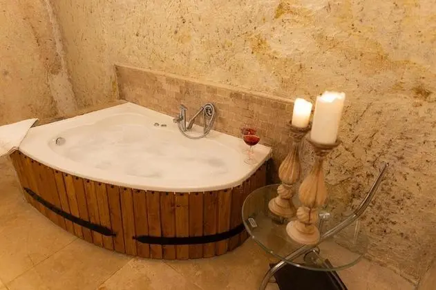 Cave Suite,    , Jakuzili