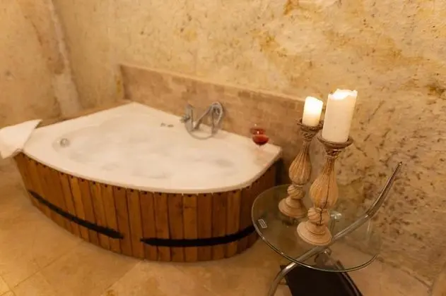Cave Suite,    , Jakuzili