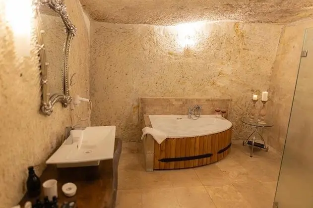 Cave Suite,    , Jakuzili