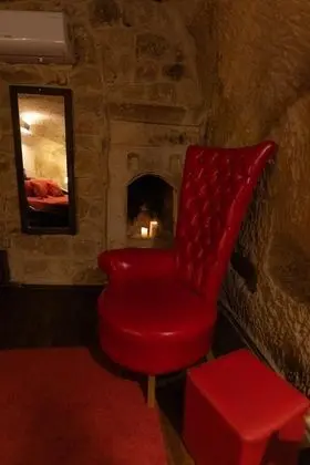 Cave Suite,    , Jakuzili