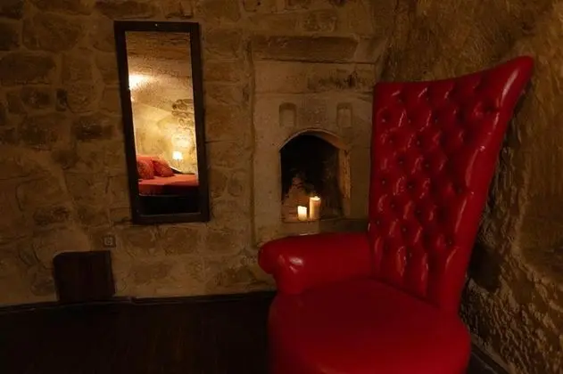 Cave Suite,    , Jakuzili