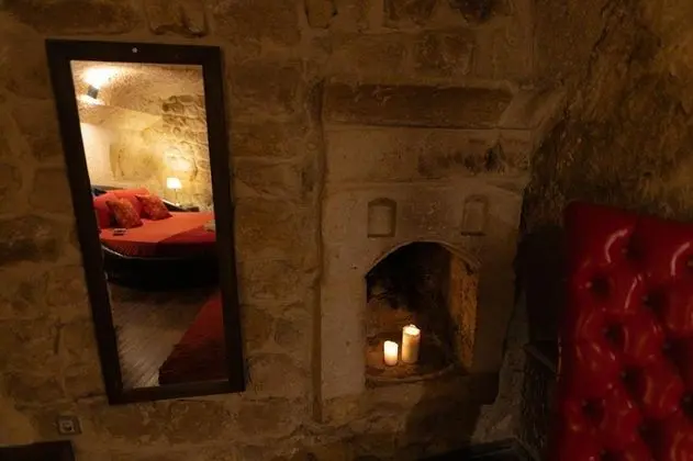 Cave Suite,    , Jakuzili