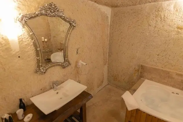 Cave Suite,    , Jakuzili