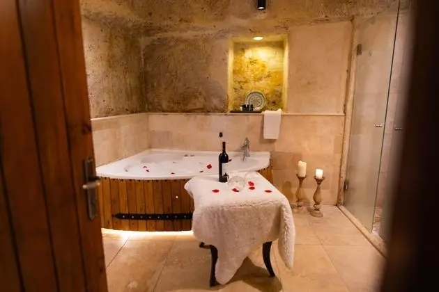 Deluxe Cave,    , Jakuzili