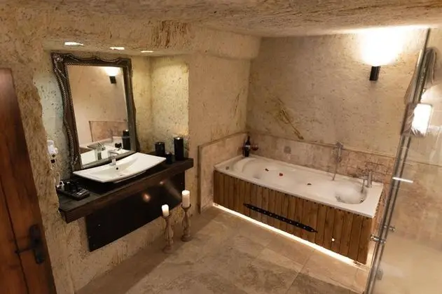 Deluxe Cave,    , Jakuzili