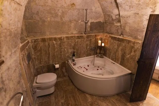 Deluxe Cave,    , Jakuzili