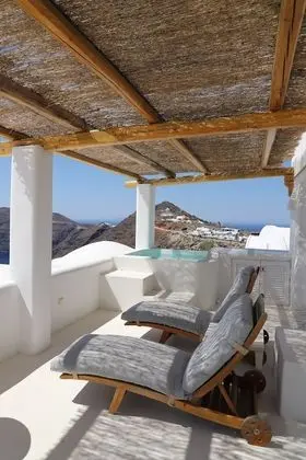 Rocabella Suite Caldera View with Outdoor Mini Plunge Pool for 6 Guests