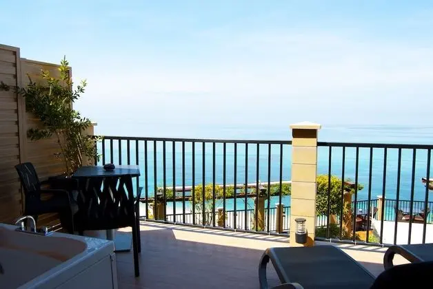 Deluxe Tek Büyük Yataklı Oda, Teras, Deniz Manzaralı