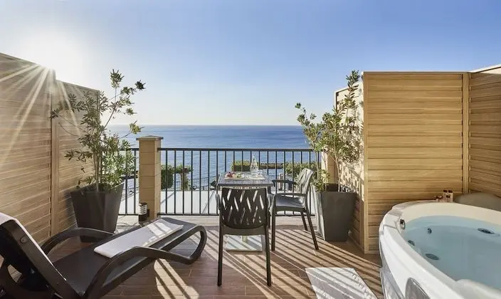Deluxe Tek Büyük Yataklı Oda, Teras, Deniz Manzaralı