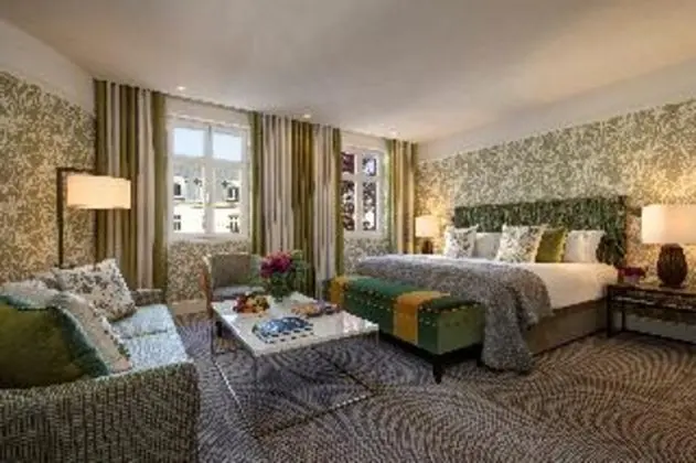 JUNIOR SUITE