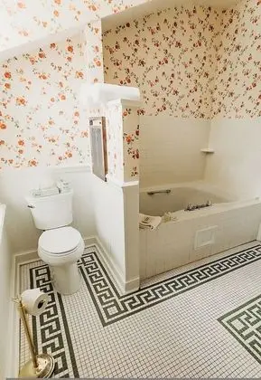 Süit, Sıcak Su Küveti (Signature Two-Story Suite)