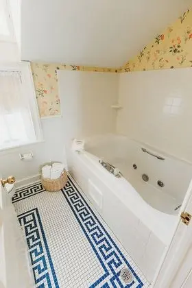 Süit, Sıcak Su Küveti (Signature Two-Story Suite)