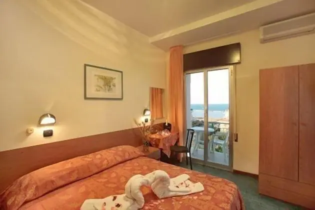 Büyük Yataklı Tek Kişilik Oda